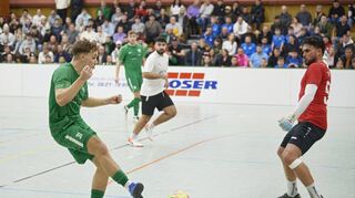 Eine Szene aus dem Finale: Fehlheims Lasse Lulai (links) versucht Rüssingens Torwart Tolga Karlidag zu überwinden. Am Ende verteidigte Fehlheim seinen Titel.