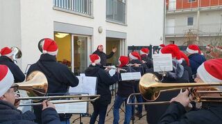 Mit einem Auftritt vor dem Alten- und Pflegeheim St. Vinzenz machte das Musikcorps der Freiwilligen Feuerwehr Einhausen den Bewohnern viel Freude.