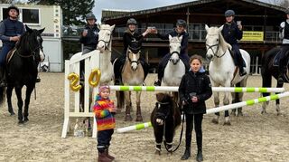 Der Lorscher Reitverein hatte – zum zweiten Mal in der Vereinsgeschichte – zu einem Sprung ins neue Jahr eingeladen. Auf dem Reitplatz wurde anschließend mit Sekt auf 2024 angestoßen.