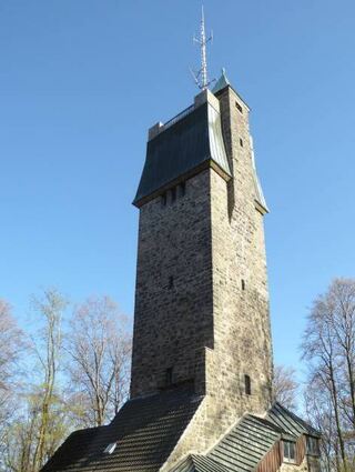 Der 1907 erbaute Kaiserturm war ein Nachfolger eines bereits 1888 vom Odenwaldklub geschaffenen hölzernen Aussichtsturmes. Dieser war einem Sturm zum Opfer gefallen.
