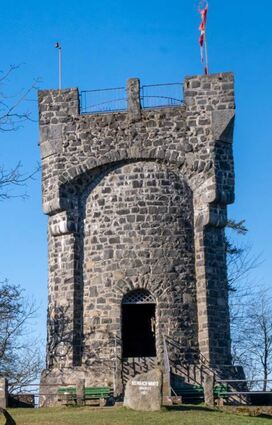 Der Bismarckturm auf der Litzelröder Höhe wurde in den Jahren 1906 bis 1907 vom Verschönerungs- und Verkehrsverein und dem Odenwaldklub Lindenfels erbaut.