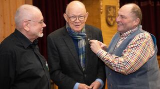 Seit 40 Jahren ist Ehrenbürgermeister Kurt Knapp (Mitte) Mitglied beim Sängerkranz Zwingenberg. Vereinsvorsitzender Andreas Mayer (li.) und Heinz Ritsert vom Sängerkreis Bergstraße gratulierten.