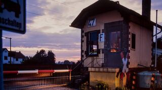 Der „Posten 47“ an der Fehlheimer Straße, fotografiert vom Reichenbacher Fotografen Günter Hogen 1994. An der Stelle des abgerissenen Häuschens finden sich heute keine erkennbaren baulichen Reste mehr und eine Lärmschutzwand macht den landschaftszerschneidenden Charakter der Bahnlinie deutlich spürbar.