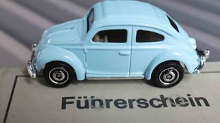 Der alte graue „Lappen“ hat ausgedient: Die Jahrgänge 1965 bis 1970 müssen ihn nun eintauschen. Der alte Führerschein wird entwertet.