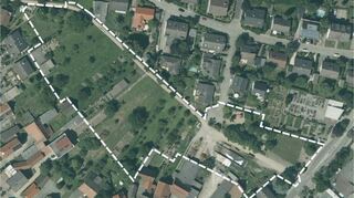 Im Sommer haben die Erschließungsarbeiten für das innerörtliche Neubaugebiet im Stadtteil Rodau begonnen. Die Luftaufnahme zeigt die Lage des Areals.