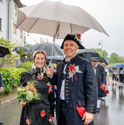 Die Organisation der Jubiläumsfeierlichkeiten lief reibungslos. Lediglich beim Burgfestumzug, bei dem auch das Burgfestbrautpaar Johann und Katharina Meister zu sehen war, spielte das Wetter überhaupt nicht mit.