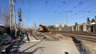 An den Gleisen bei Mannheim-Waldhof wird eine neue Weiche für den Einbau transportiert.