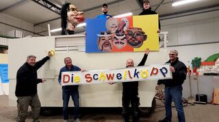 Wagenbauer um Markus Mitschsind bei der Arbeit. Unter Regie der Alt-Wagenbauer Jean Hafner, Heinrich Mai und Hubert Rauskolb sind viele Wagen entstanden.