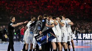Die deutschen Spieler jubeln nach der Partie gegen die Schweiz gemeinsam über den Sieg.