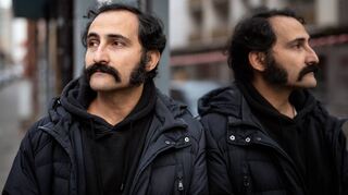 Dramatiker und Romancier Amir Gudarzi liebt Spiegelungen. Nicht nur in der Mannheimer Innenstadt, sondern auch in seinen Werken.
