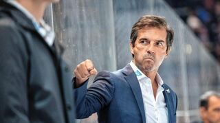 Adler-Cheftrainer Dallas Eakins hat ein Auge auf den kommenden Gegner aus dem Sauerland, will aber, dass sein Team zunächst auf sich schaut.