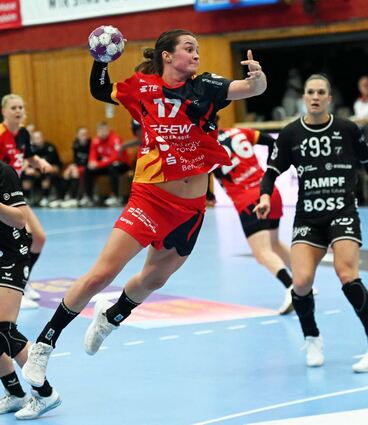 In ungewohnter Rolle glänzte Flames-Kapitänin Lisa Friedberger gerade in der ersten Halbzeit mit schönen Toren vom Kreis.