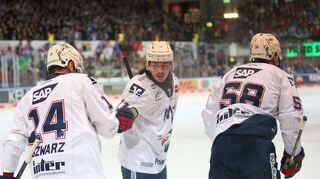Torjubel Mannheim, 1:0 Tyler Gaudet (Adler Mannheim), Mannheims Jordan Sswarz (Nr.14) und rechts Mannheims Tyler Gaudet (Nr.58) im Spiel in der Penny DEL, Iserlohn Roosters (dunkel) - Adler Mannheim (hell). Foto © PIX-Sportfotos *** Foto ist honorarpflichtig! *** Auf Anfrage in hoeherer Qualitaet/Aufloesung. Belegexemplar erbeten. Veroeffentlichung ausschliesslich fuer journalistisch-publizistische Zwecke. For editorial use only.