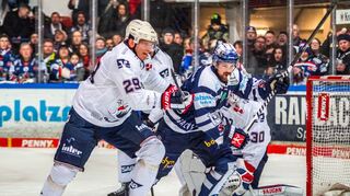 Hartes Duell: Mannheim Denis Reul (l.) und Iserlohns Drew LeBlanc.
