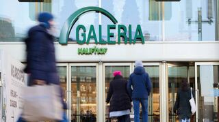 Blick auf den Eingang des Kaufhauses Galeria Kaufhof in Berlin. Der angeschlagene Konzern sucht einen neuen Eigentümer.