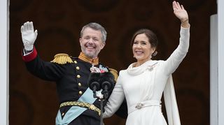 Dänemarks neuer König Frederik X. und seine Frau, Königin Mary, winken vom Balkon von Schloss Christiansborg aus ihren Untertanen zu.