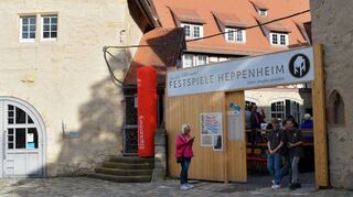 Für den Sommer 2024 lädt die Familie Stromberger wieder auf den Amtshof (Bild) und zum „Faust“ in Sankt Peter zu den Festspielen Heppenheim ein.