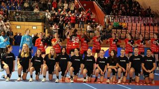 Die Flames hatten es im Europapokal-Heimspiel in Elsenfeld nicht nur mit dem CS Gloria auf dem Spielfeld, sondern auch mit den lautstarken Anfeuerungen der zahlreichen rumänischen Fans (hinten rechts) zu tun.