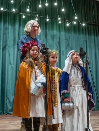 Die Sternsinger Vincent, Mathilda und Annemarie stimmten gemeinsam mit Moni Wilhelm Lieder an und gingen dann mit den Sammelbüchsen durch die Zuhörer-Reihen. Bürgermeister Schönung informierte über die Sanierung der Nibelungenhalle.