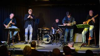 Benefiz-Konzert für das Frauenhaus Bergstraße: Die Band Jazz,it trat am Samstag im PiPaPo-Theater auf.