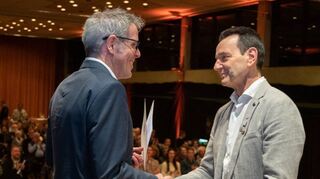 Unter dem Beifall des Publikums überreichte Landrat Christian Engelhardt den Landesehrenbrief an Gerhard Arbes (r.) und gratulierte ihm.