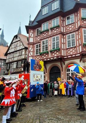 Auch die Sternsinger (hinten in der Mitte) waren mit von der Partie, als die Heppenheimer Fastnachter auf dem Marktplatz offiziell die Kampagne eröffnet.
