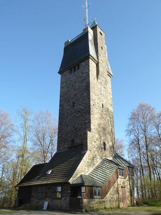 Der durch den Odenwaldklub im Jahr 1904 erbaute steinerne Kaiserturm ist der Nachfolger eines bereits 1888 geschaffenen Holzturmes. Der war einem Sturm zum Opfer gefallen.