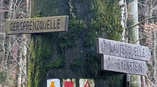 Hinweisschild am Quellenweg mit Hinweisen zur Lauter- und zur Gersprenzquelle.