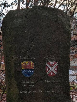 Der höchste Punkt des Kreises Darmstadt-Dieburg unmittelbar hinter der Grenze zum Kreis Bergstraße ist mit einem Stein markiert.