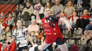 Sophia Ewald ist wegen des Ausfalls von Dionne Visser und Isabell Hurst aktuell die einzige etatmäßige Kreisläuferin im Flames-Kader; das Bild zeigt sie beim Europapokal-Heimspiel gegen CS Gloria am Samstag in Elsenfeld.