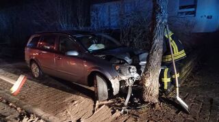 Diese Unfallstelle in der Neckarstraße sicherte die Feuerwehr ab.