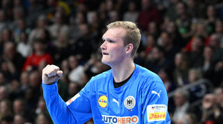 Deutschlands Torwart David Späth jubelt im Spiel gegen Nordmazedonien.