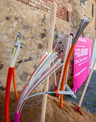 In Kolmbach verlegt die Telekom seit September vergangenen Jahres im Auftrag der Glasfaser Plus GmbH die Glasfaserleitungen im eigenwirtschaftlichen Ausbau. Insgesamt werden in Lindenfels 1662 Haushalte durch die Telekom ans schnelle Internet angeschlossen.