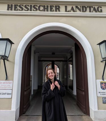 Josefine Koebe vor dem Eingang zum Hessischen Landtag. Die Bergsträßer SPD-Abgeordnete freut sich nach Wochen der Vorbereitung, dass mit der heutigen konstituierenden Sitzung ihre Tätigkeit in Wiesbaden offiziell beginnen kann.