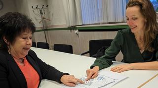 Karin Hartmann (l.) und Josefine Koebe zeigen auf einem Plan des Plenarsaals des Hessischen Landtags, wo ihr jeweiliger Sitzplatz war bzw. sein wird.
