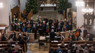 Zum „Nachweihnachtlichen Singen“ waren Besucher in die katholische Kirche eingeladen. Die Gesamtleitung hatte Thomas Adelberger (Mitte) inne.