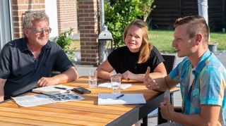 Susanne Boor mit ihren Parteikollegen Reimund Strauch (links) und Daniel Knaup im Sommer 2022 beim Diskutieren.
