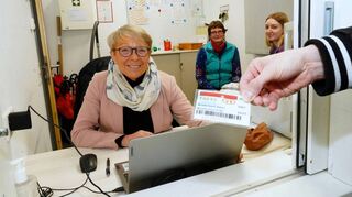 Mariette Rettig und ihr Team bei der Tafel organisieren zurzeit eine Systemumstellung. Der bürokratische Mehraufwand, unter anderem müssen 1300 neue Berechtigungskarten ausgegeben werden ist notwendig, weil die Zahl der Haushalte, die sich über die Lebensmittelausgabe versorgen, enorm angestiegen ist.