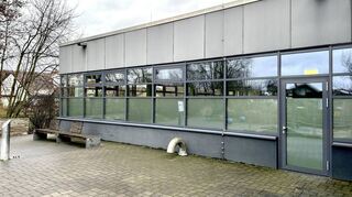 Die untere Fensterreihe des Einhäuser Hallenbades wurde noch vor Weihnachten mit einer lichtdurchlässigen Milchglasfolie beklebt.