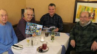 Zuletzt kümmerte sich Hanjörg Morckel (links) um die Leitung der Bürgerquelle. Aus persönlichen Gründen hat er das Amt des Vorsitzenden vor Kurzem jedoch niedergelegt. Hanjörg Morckel und Thomas Neumark (Zweiter von links) würden sich freuen, wenn sich jemand bereit erklärt, die Bürgerquelle weiterzuführen. Der Verein ist stets auf der Suche nach Bürgern, die ihre Interessen und Hobbies und ihr Wissen mit anderen Menschen teilen wollen.