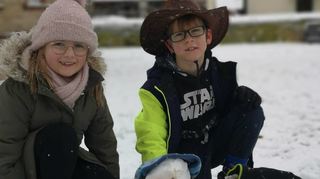 Lena und Leo freuten sich, dass der Schnee zumindest für einen Mini-Schneemann reichte, die Schülerbetreuung fertigte Schneekugeln und der einzige noch draußen postierte Christbaum zeigte sich endlich einmal im Winterkleid.
