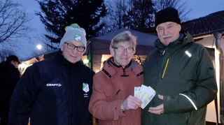 Neujahrsempfang der SG Gronau auf dem Außengelände des Vereins am Sportplatz / Statt einer Weihnachtsfeier gab es zum wiederholten Male den Neujahrsempfang bei der SG Gronau Fackeln weißen den Weg dort angekommen wurde man  mit Feuerschalen und Lichterkette empfangen. Nach der offiziellen Begrüßung bekamen die zahlreich erschienenen Gäste kein  gegrilltes, sondern wieder die selbstgemachte Kartoffelsuppe und Chilli con carne im Glas. 
Daneben überreichte Hans Jörg Alpers eine Spende an die Jugendabteilung, hier vertreten durch Vors. Friedel Dingeldey und Fußballabteilungsleiter Norbert Rödel (links) welche aus dem Flohmarkterlös in Höhe von 1000 EUR stammt. Die anderen 500 EUR wurden der Stiftung Hospital gespendet.
Foto: Jürgen Strieder