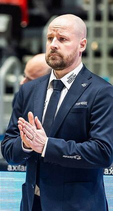 Da hilft nur noch beten: Crailsheims Trainer Jussi Laakso hat mit seinem Team schon wieder verloren.