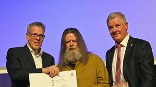 Michael Reeg (Mitte) wurde mit dem Landesehrenbrief ausgezeichnet. Landrat Christian Engelhardt und Bürgermeister Glanzner gratulierten ihm.
