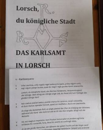 Liedblätter zum Mitsingen lagen in der Kirche aus.