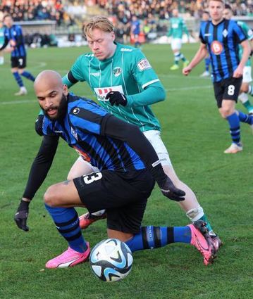 Waldhof-Neuzugang Terrence Boyd wird von Leon Sommer bedrängt.
