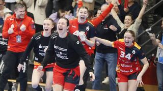 Auch für die Bank der Flames gab es nach der Schlusssirene und dem 35:29-Sieg in der European League gegen MKS Lublin kein Halten mehr.