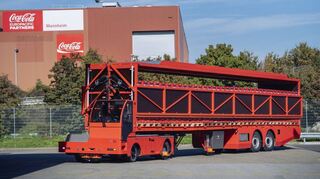 Mehr als 30 Paletten passen jeweils auf die neuen E-Lkw, die ab Jahresende autonom im Coca-Cola-Werk Mannheim unterwegs sein sollen.