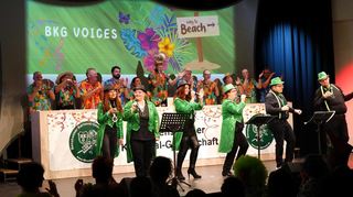 Bunt und fröhlich war die Premierensitzung der Bensheimer Karneval-Gesellschaft im Bürgerhaus – hier im Bild die BKG Voices.