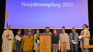 Die Einhäuser Sternsinger erhielten auf der Bühne der Mehrzweckhalle Applaus für ihre Arbeit. Organisiert wurden die Sternsinger-Gruppen von Ute Gude. Die ersten Kinder waren bereits ab dem 2. Januar in Einhausen unterwegs, um Interessierten den Segen ins Haus zu bringen.